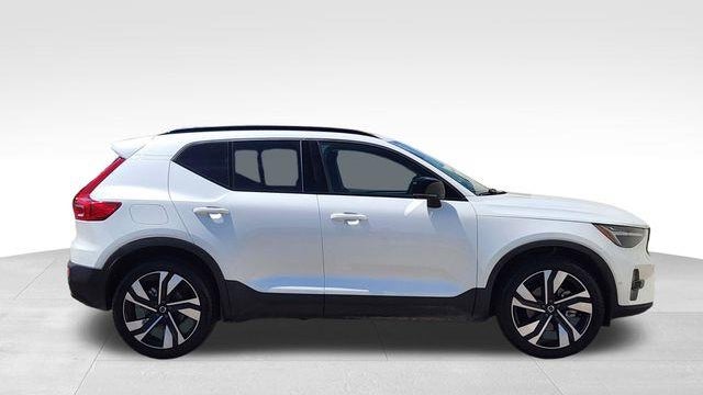 2025 Volvo XC40 B5 Plus Dark Theme