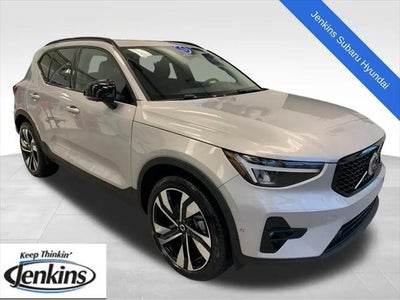 2025 Volvo XC40 AWD B5 Plus Dark Theme 4DR SUV