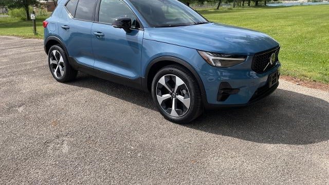 2025 Volvo XC40 B5 Plus Dark Theme