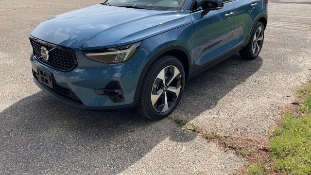 2025 Volvo XC40 B5 Plus Dark Theme