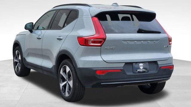 2025 Volvo XC40 B5 Plus Dark Theme