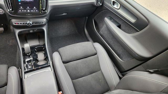 2025 Volvo XC40 B5 Plus Dark Theme