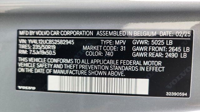 2025 Volvo XC40 B5 Plus Dark Theme