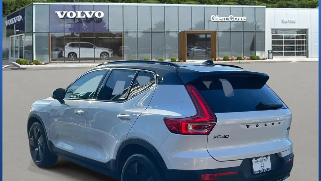 2026 Volvo XC40 B5 Ultra Black Edition