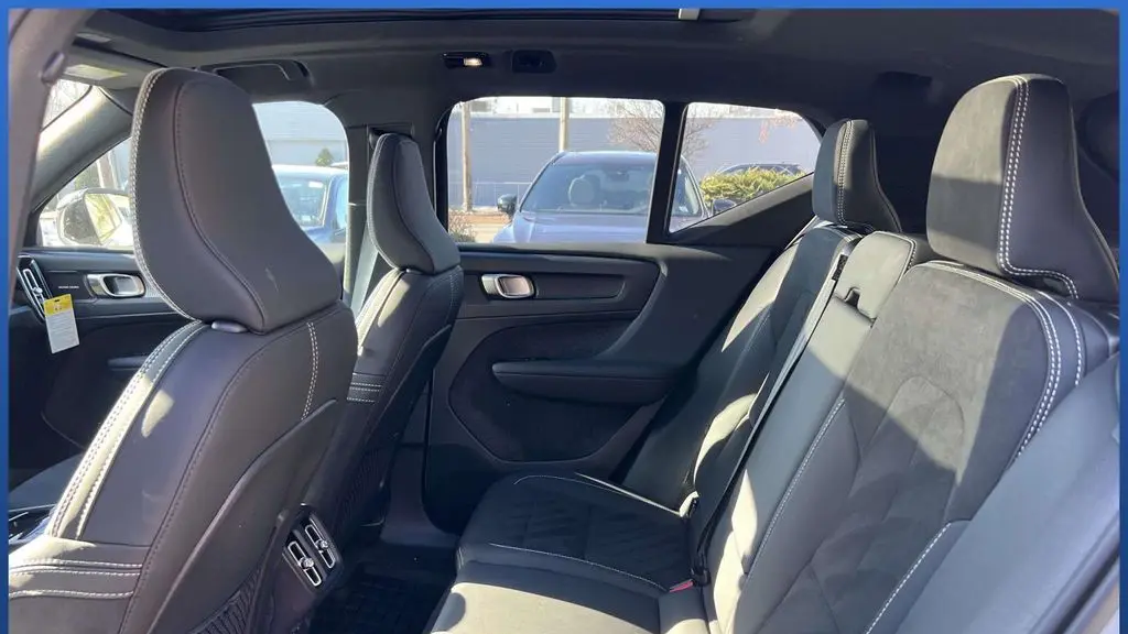 2026 Volvo XC40 B5 Ultra Black Edition
