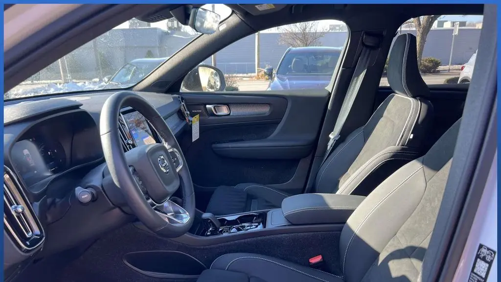 2026 Volvo XC40 B5 Ultra Black Edition