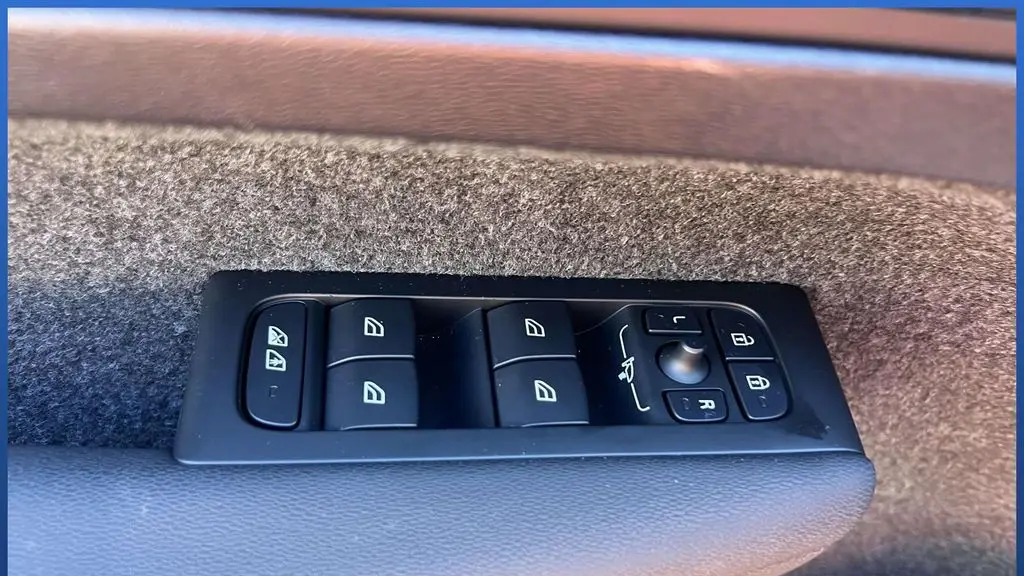 2026 Volvo XC40 B5 Ultra Black Edition