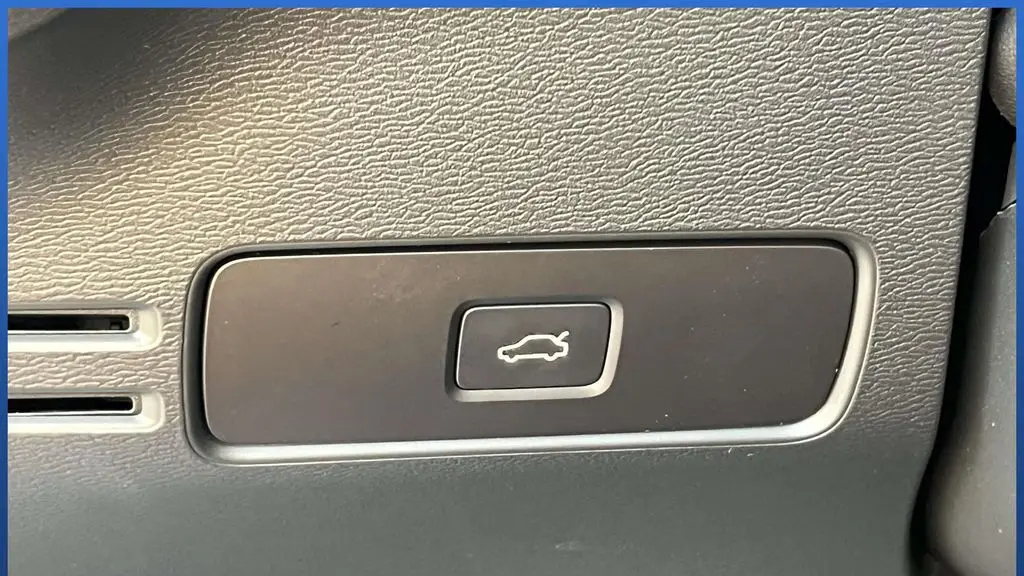 2026 Volvo XC40 B5 Ultra Black Edition