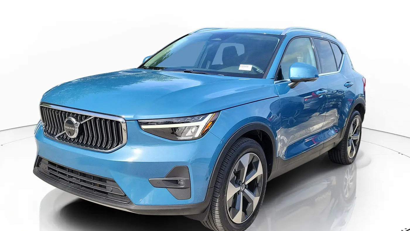 2024 Volvo XC40 B5 Plus Bright Theme