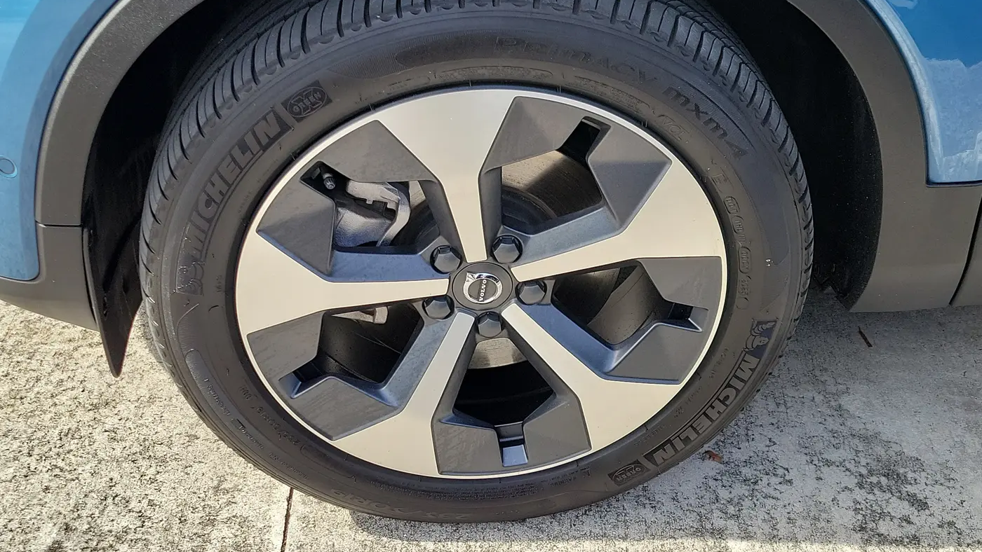2024 Volvo XC40 B5 Plus Bright Theme