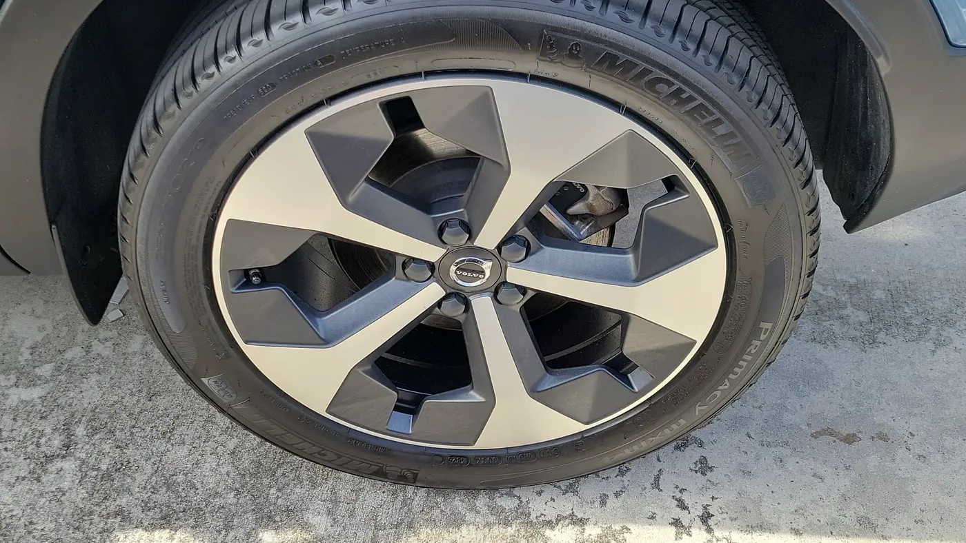 2024 Volvo XC40 B5 Plus Bright Theme