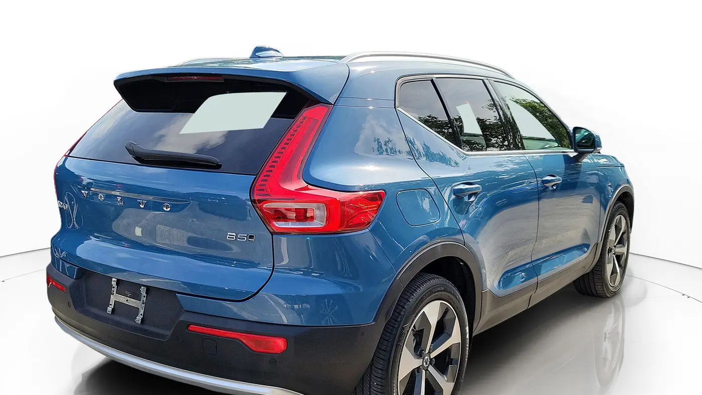 2024 Volvo XC40 B5 Plus Bright Theme