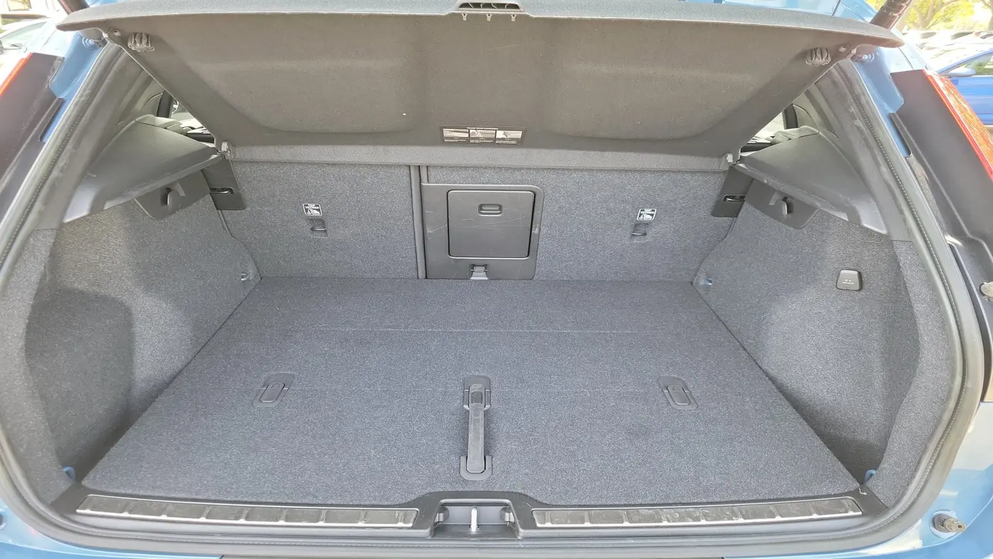 2024 Volvo XC40 B5 Plus Bright Theme