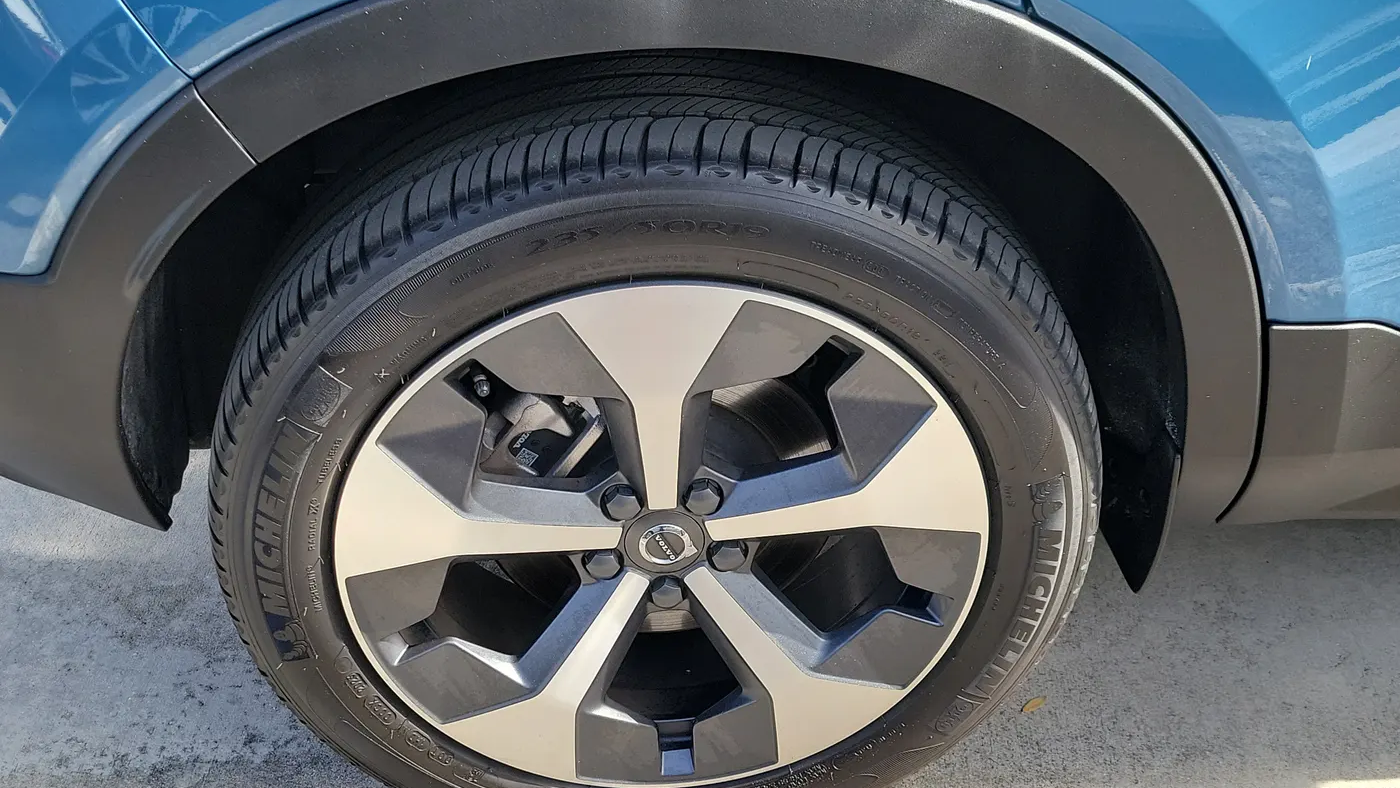2024 Volvo XC40 B5 Plus Bright Theme