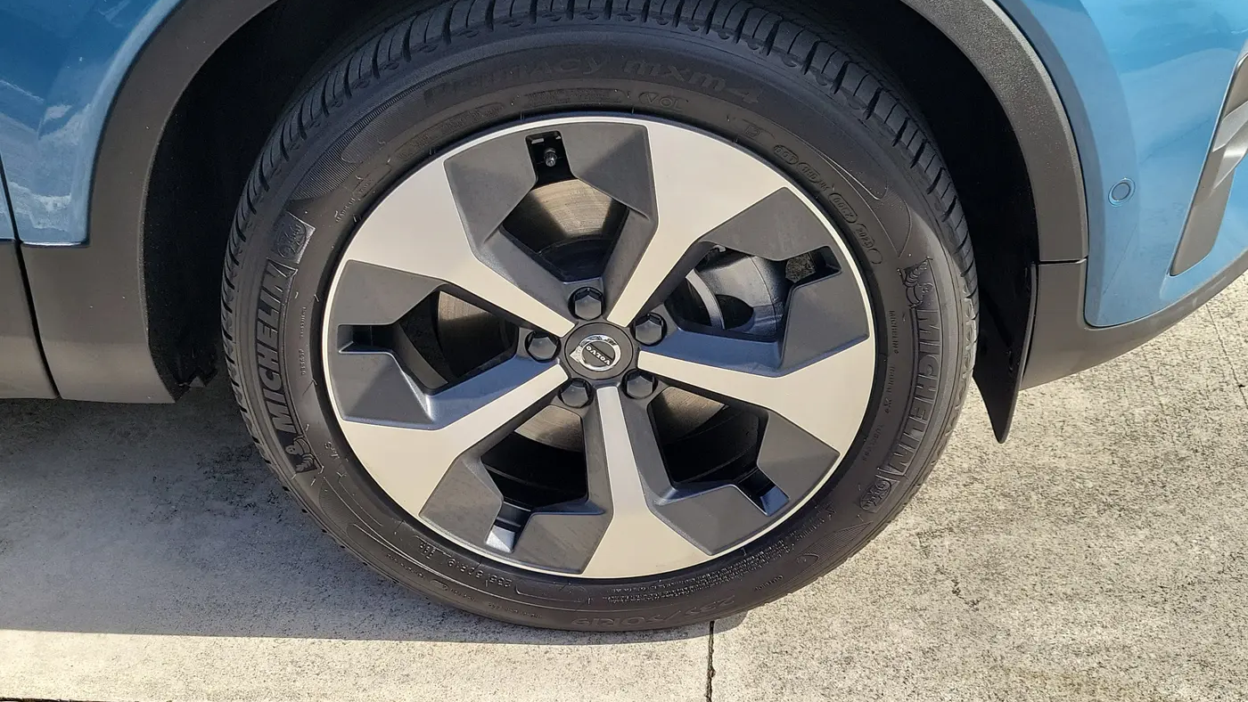 2024 Volvo XC40 B5 Plus Bright Theme