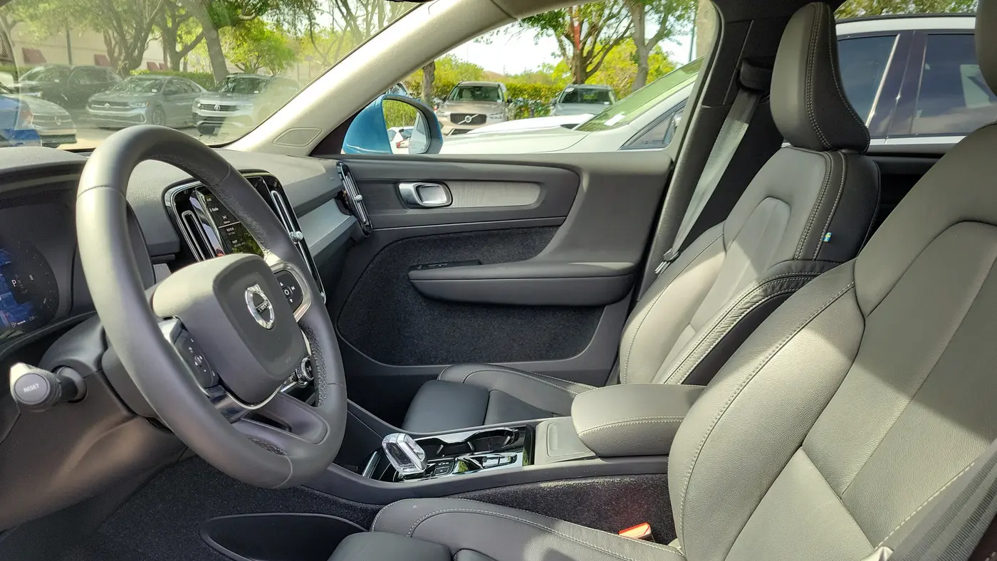 2024 Volvo XC40 B5 Plus Bright Theme
