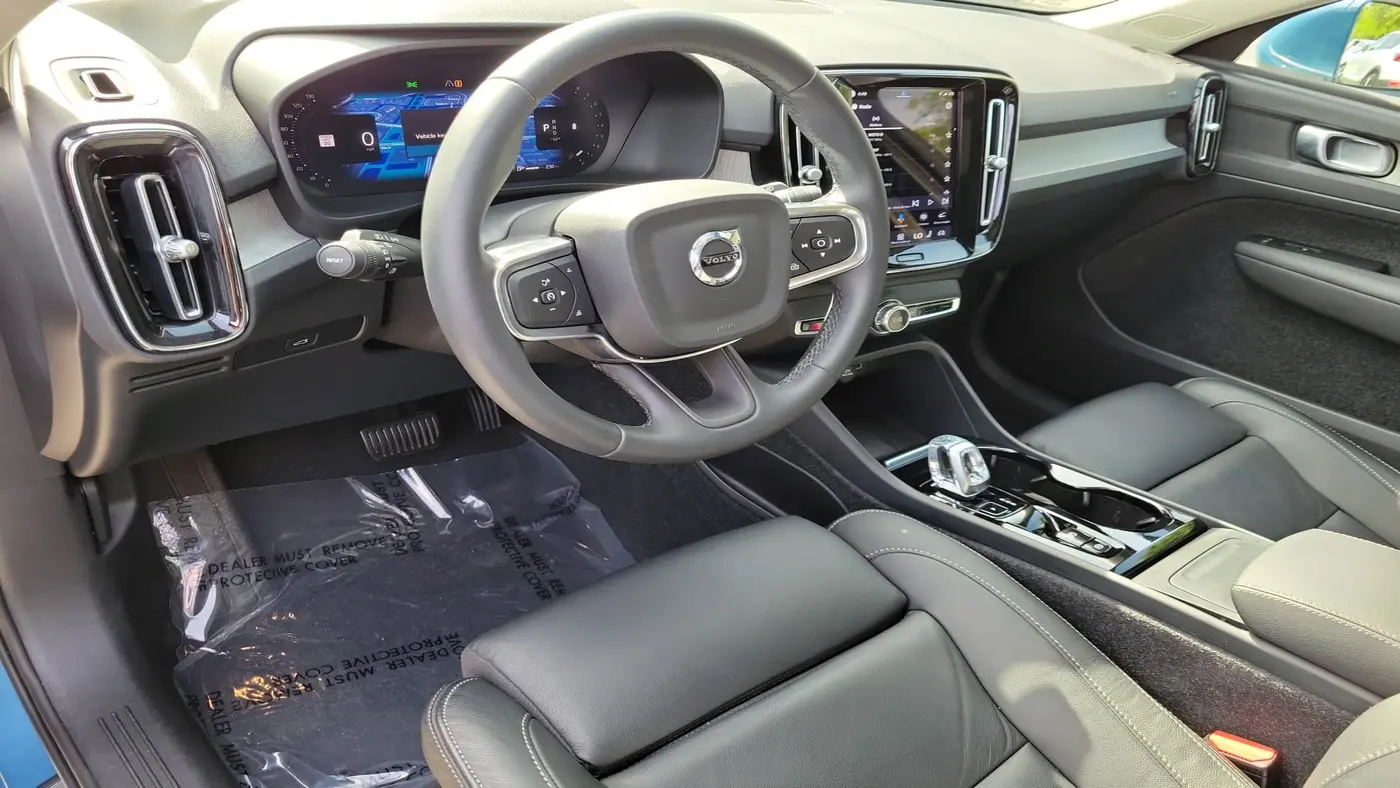 2024 Volvo XC40 B5 Plus Bright Theme