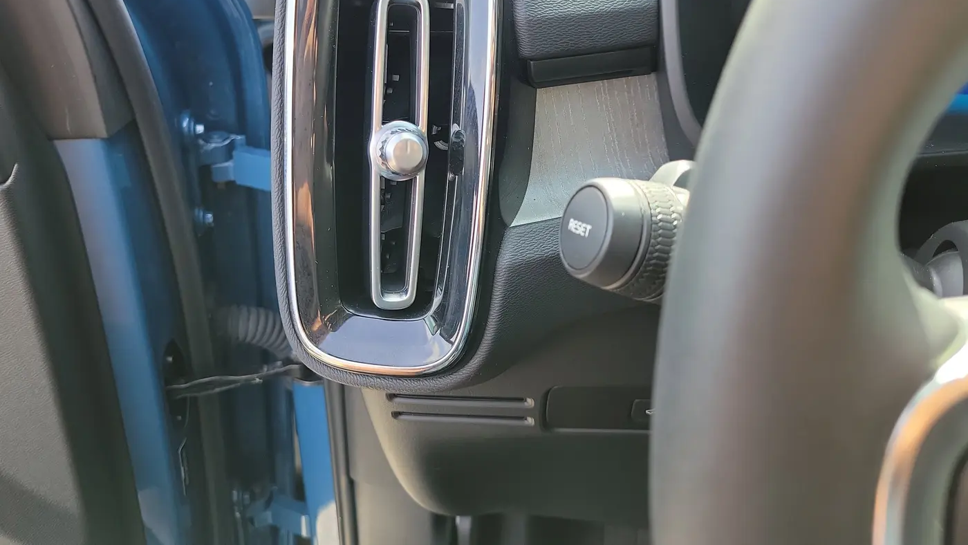 2024 Volvo XC40 B5 Plus Bright Theme