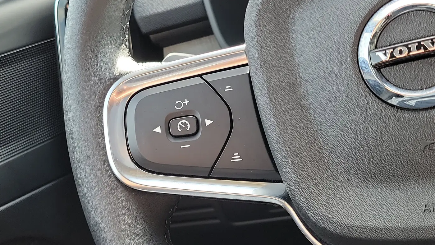 2024 Volvo XC40 B5 Plus Bright Theme