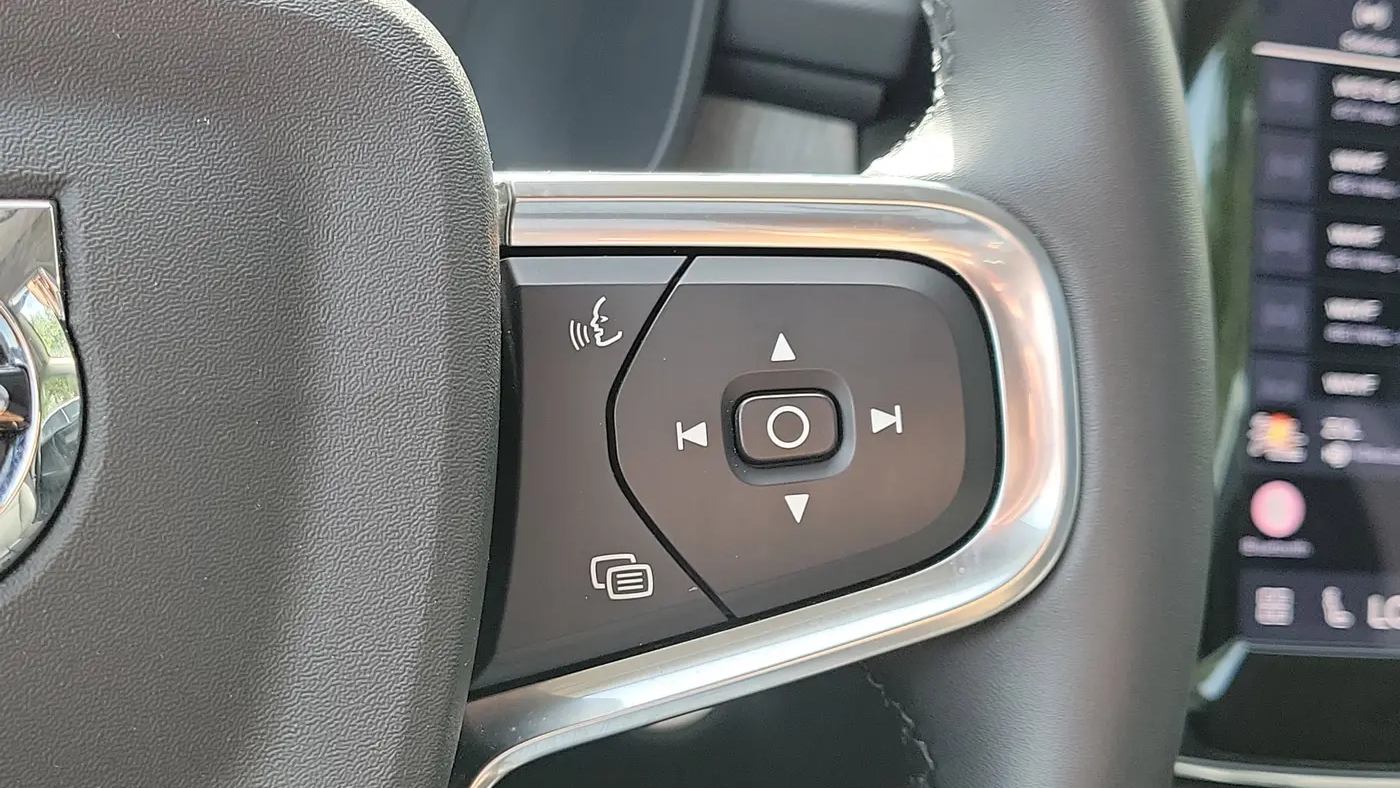 2024 Volvo XC40 B5 Plus Bright Theme