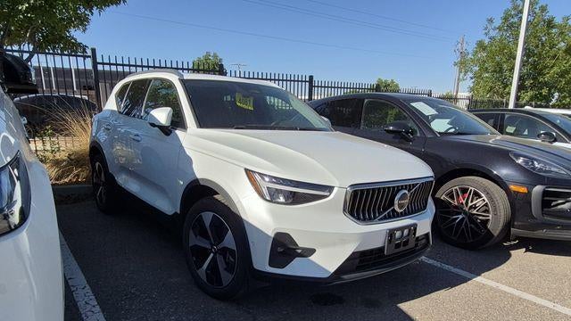 2025 Volvo XC40 B5 Plus Bright Theme