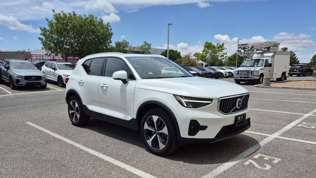2025 Volvo XC40 B5 Plus Bright Theme
