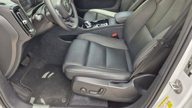 2025 Volvo XC40 B5 Plus Bright Theme