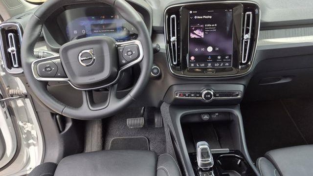 2025 Volvo XC40 B5 Plus Bright Theme