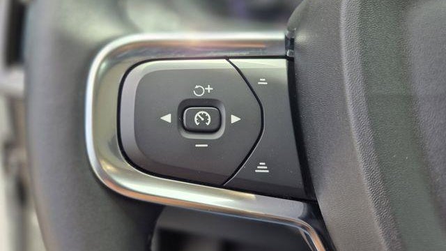 2025 Volvo XC40 B5 Plus Bright Theme