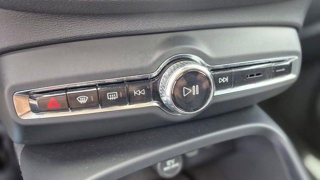 2025 Volvo XC40 B5 Plus Bright Theme