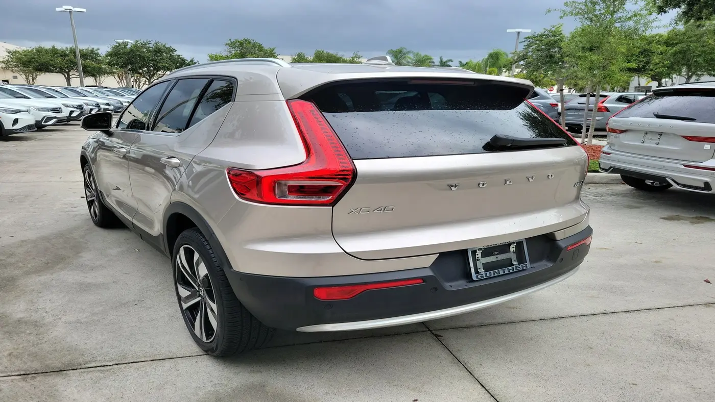 2024 Volvo XC40 B5 Plus Bright Theme