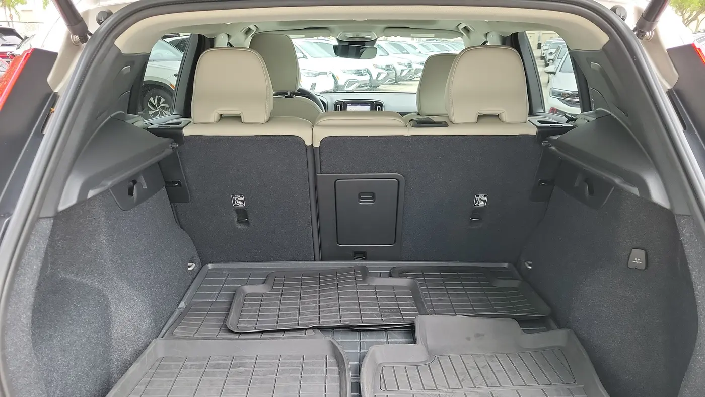 2024 Volvo XC40 B5 Plus Bright Theme