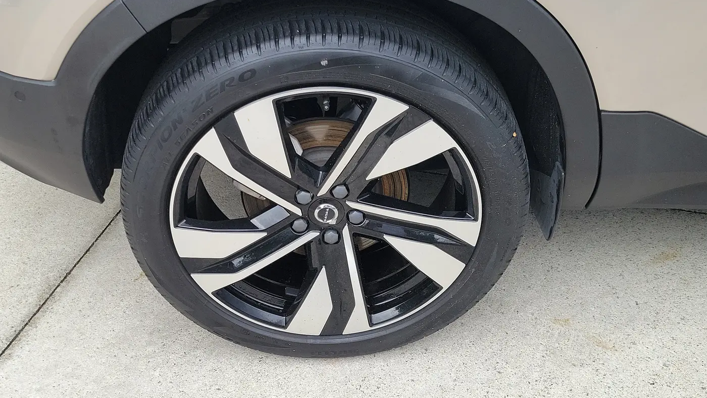 2024 Volvo XC40 B5 Plus Bright Theme