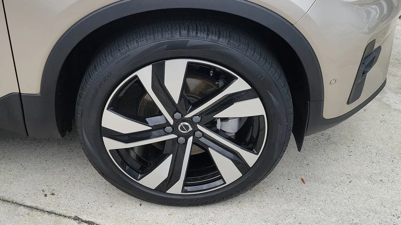 2024 Volvo XC40 B5 Plus Bright Theme