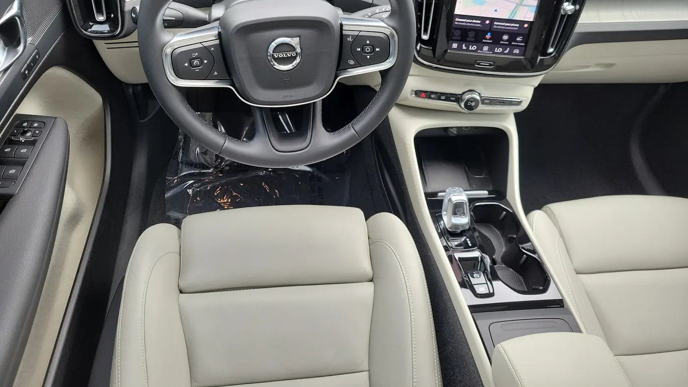 2024 Volvo XC40 B5 Plus Bright Theme