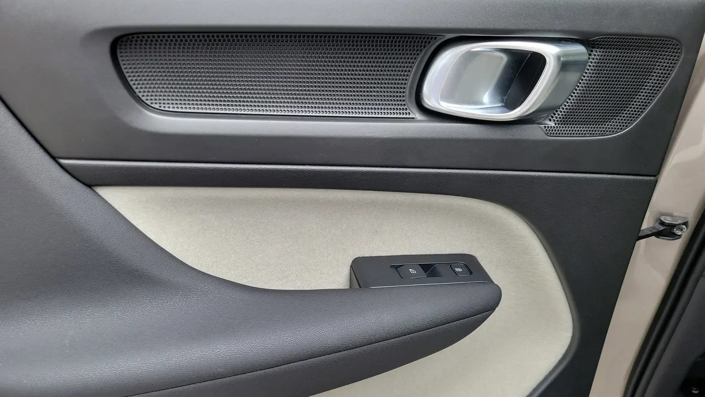 2024 Volvo XC40 B5 Plus Bright Theme