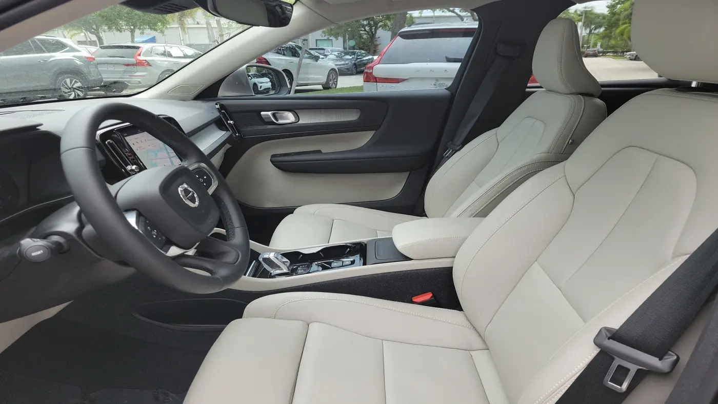 2024 Volvo XC40 B5 Plus Bright Theme