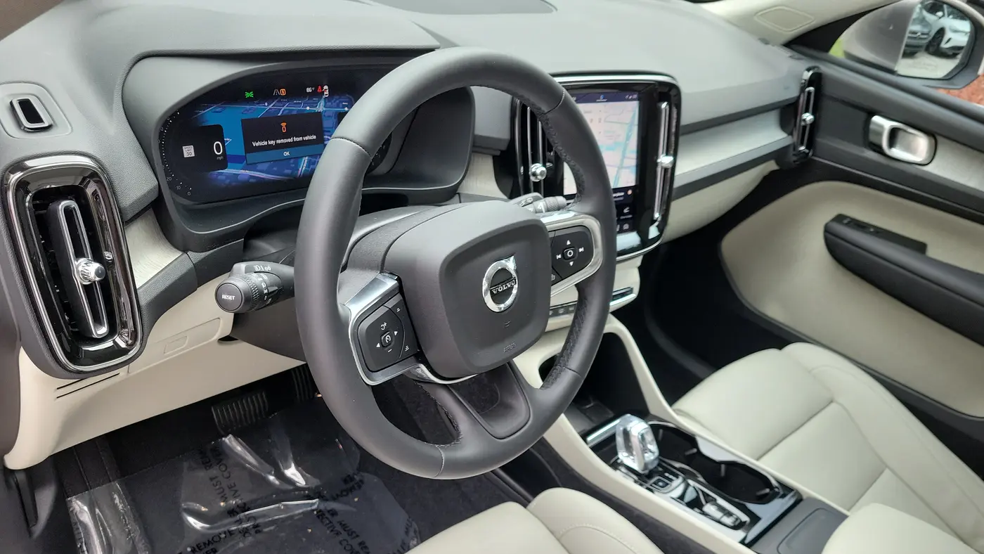 2024 Volvo XC40 B5 Plus Bright Theme