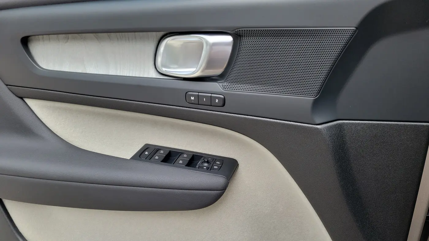 2024 Volvo XC40 B5 Plus Bright Theme