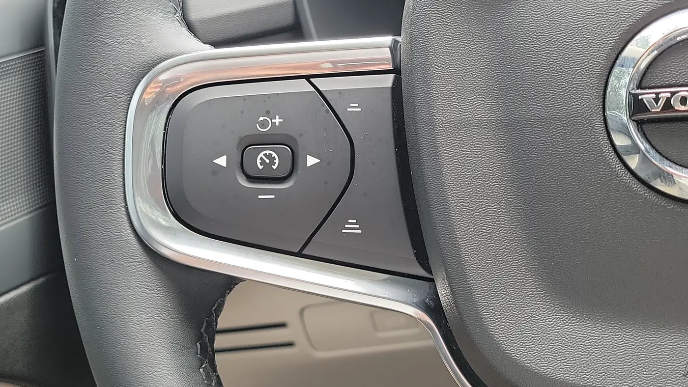 2024 Volvo XC40 B5 Plus Bright Theme
