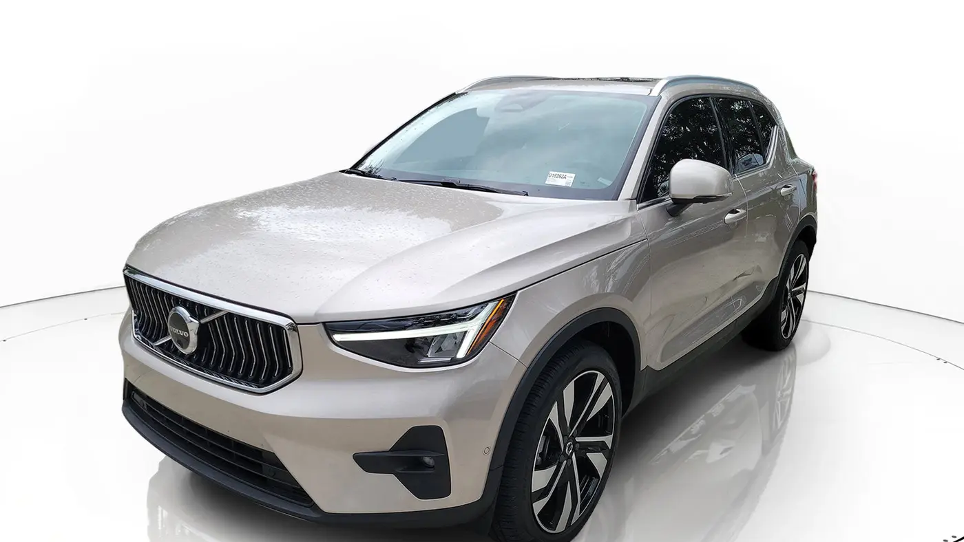 2024 Volvo XC40 B5 Plus Bright Theme