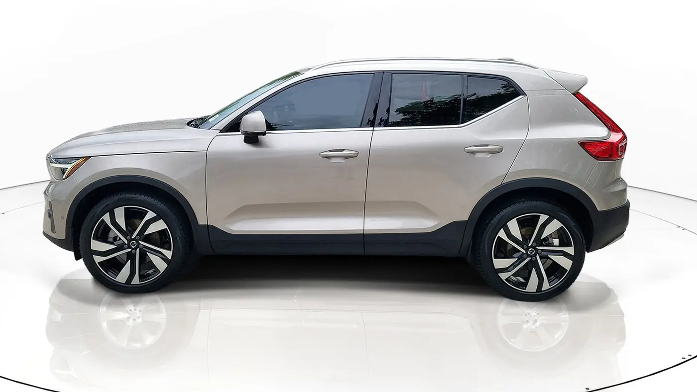 2024 Volvo XC40 B5 Plus Bright Theme