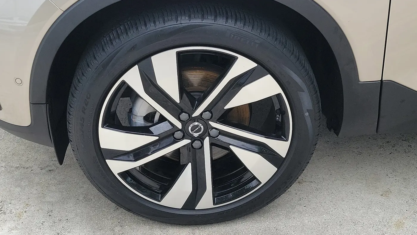 2024 Volvo XC40 B5 Plus Bright Theme
