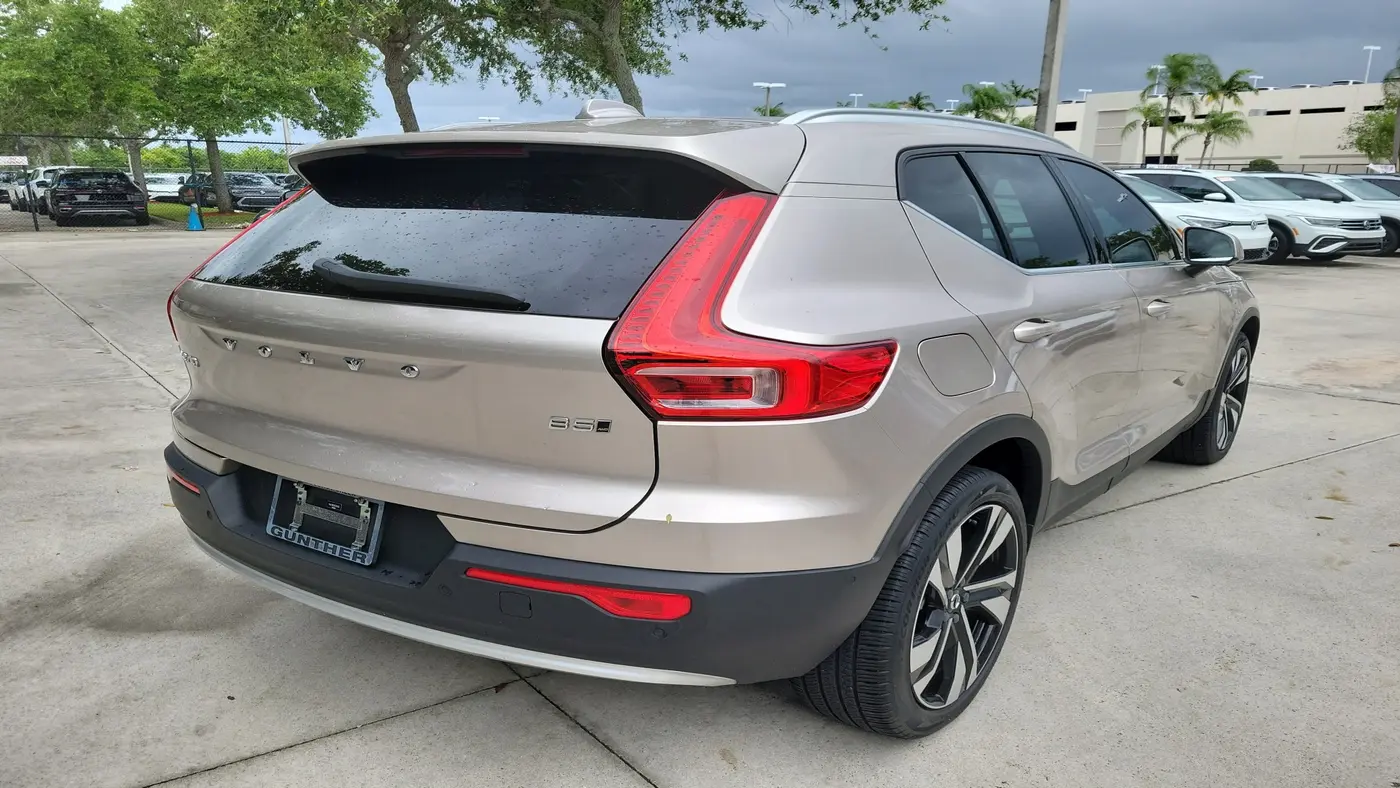 2024 Volvo XC40 B5 Plus Bright Theme