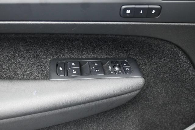 2025 Volvo XC40 - $29,585