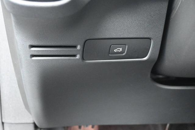 2025 Volvo XC40 - $29,585