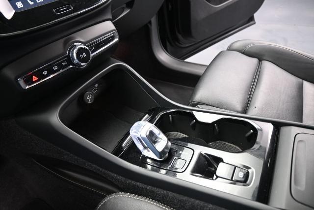2025 Volvo XC40 - $29,585