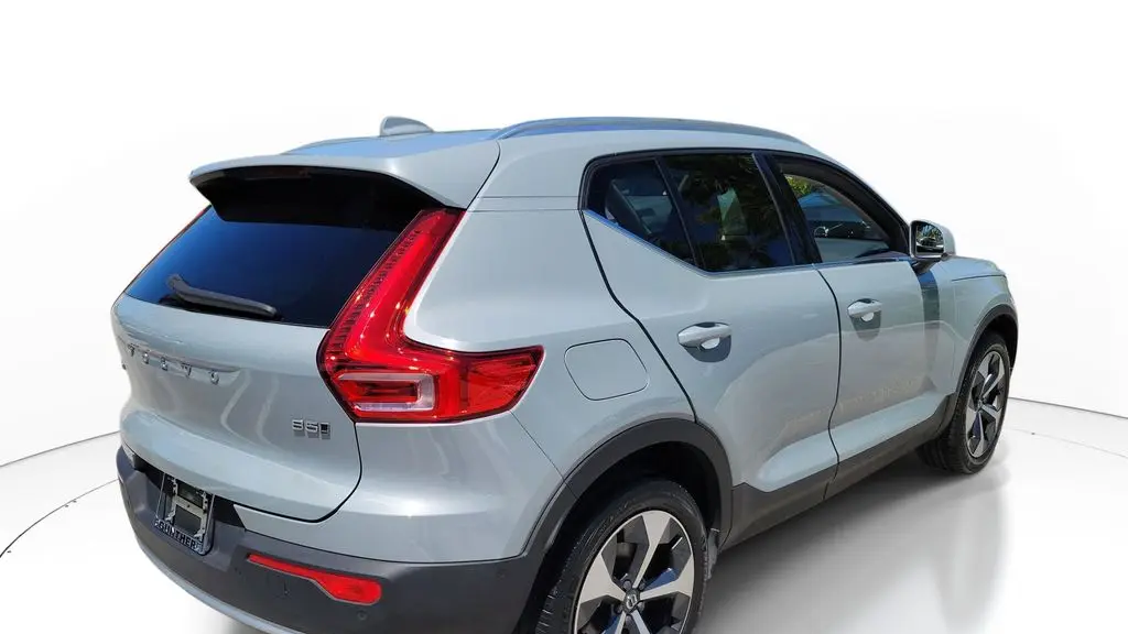 2024 Volvo XC40 B5 Plus Bright Theme