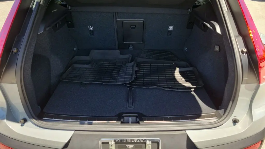 2024 Volvo XC40 B5 Plus Bright Theme