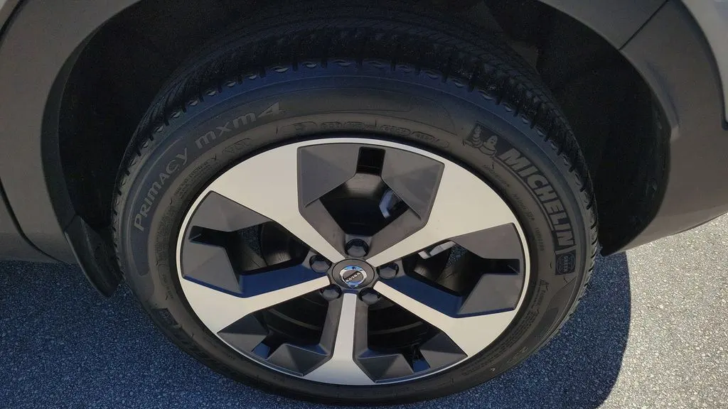 2024 Volvo XC40 B5 Plus Bright Theme
